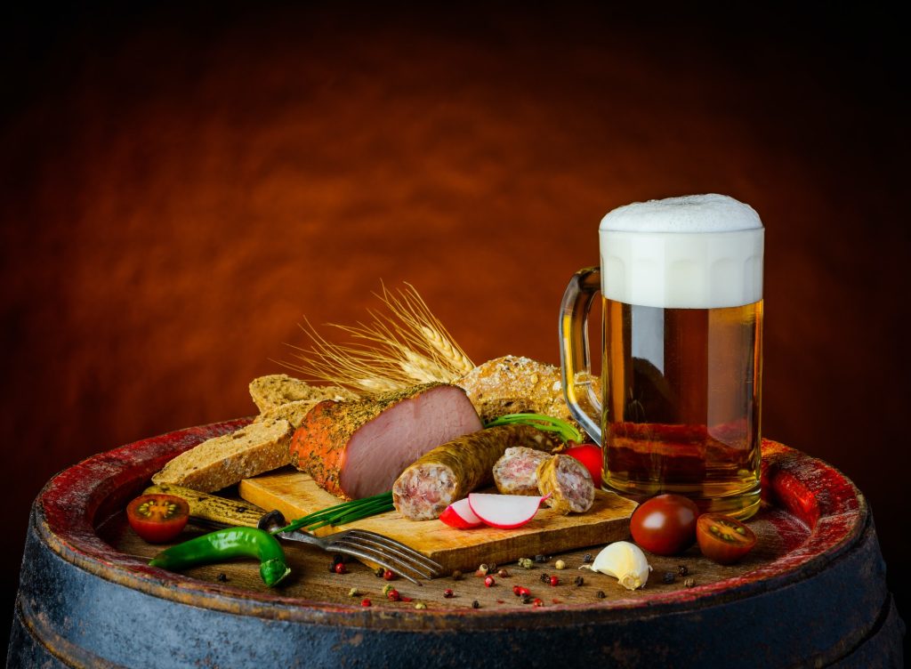 Plato de comida rústica con cerveza.